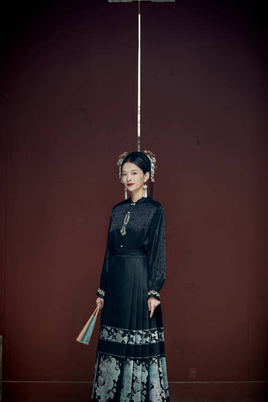 穿着中国汉族服饰马面裙的东方女性图片