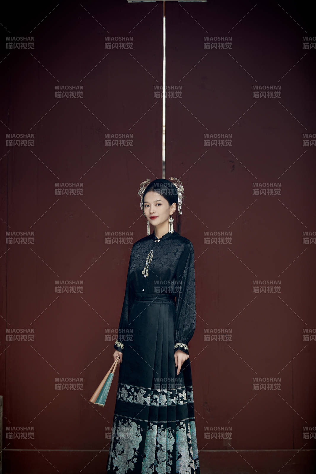 穿着中国汉族服饰马面裙的东方女性图片