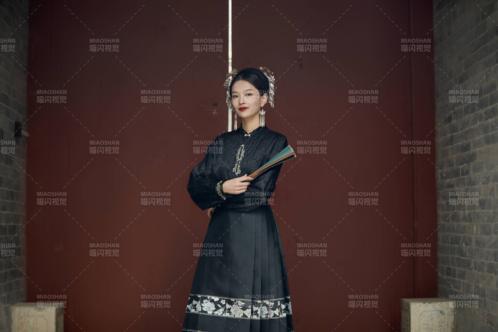 穿着中国汉族服饰马面裙的东方女性图片