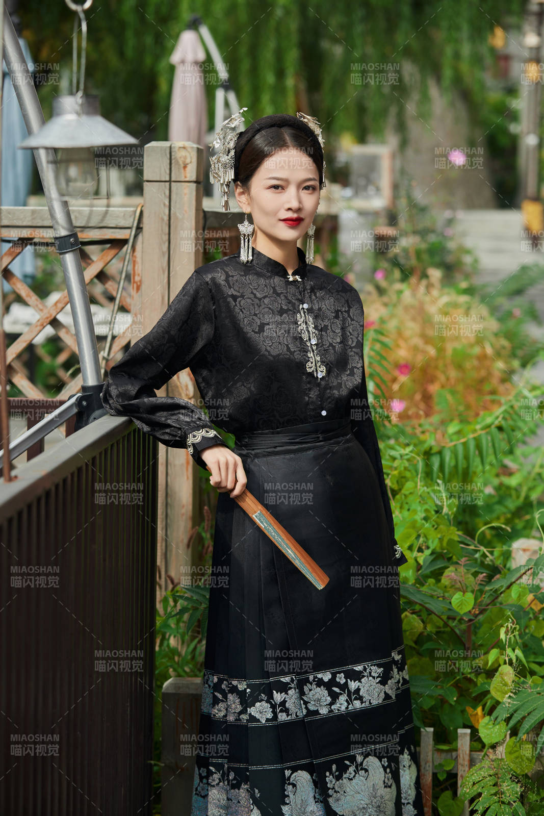 穿着中国汉族服饰马面裙的东方女性图片