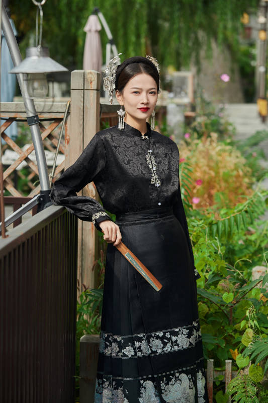 穿着中国汉族服饰马面裙的东方女性图片