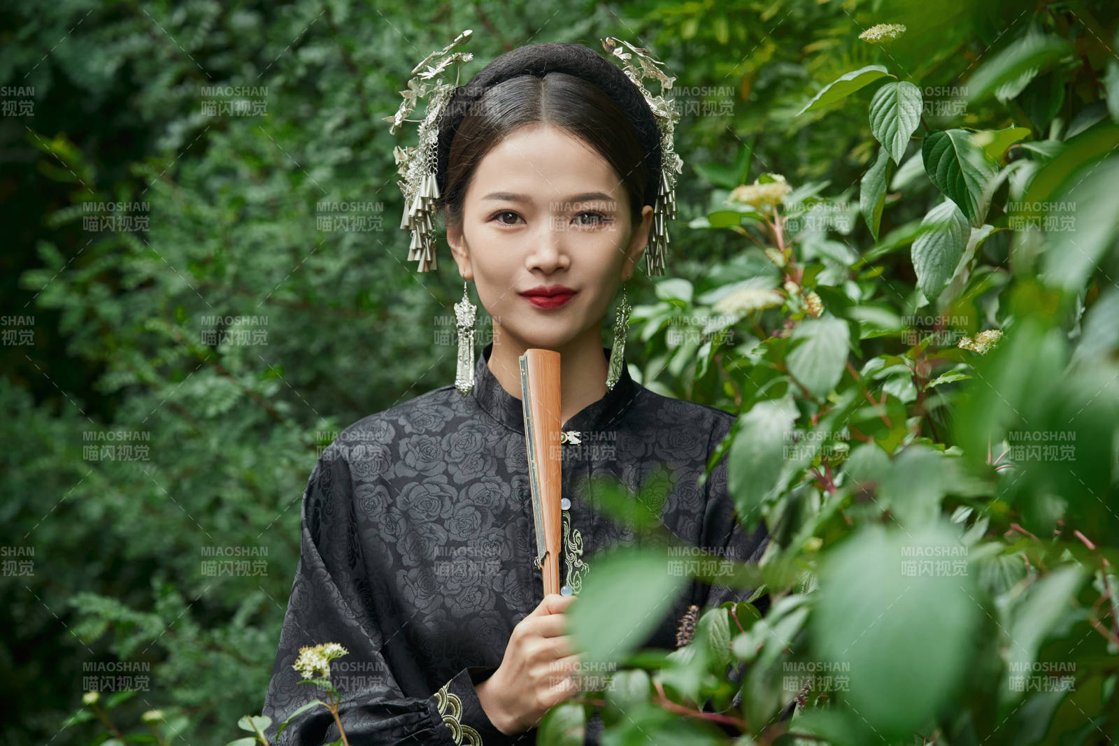 穿着中国汉族服饰马面裙的东方女性图片