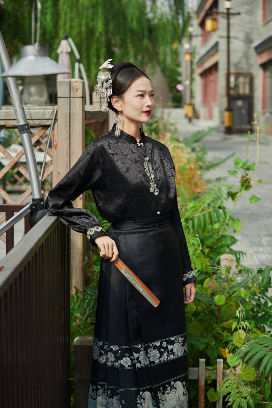 穿着中国汉族服饰马面裙的东方女性图片