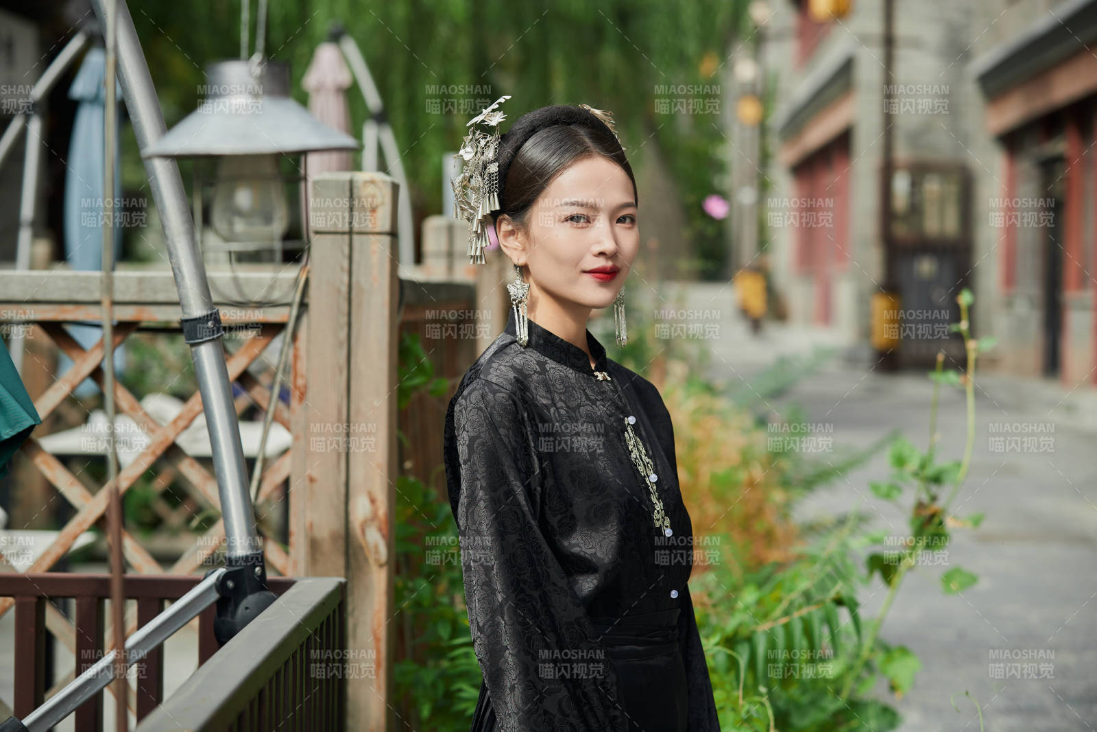 穿着中国汉族服饰马面裙的东方女性图片