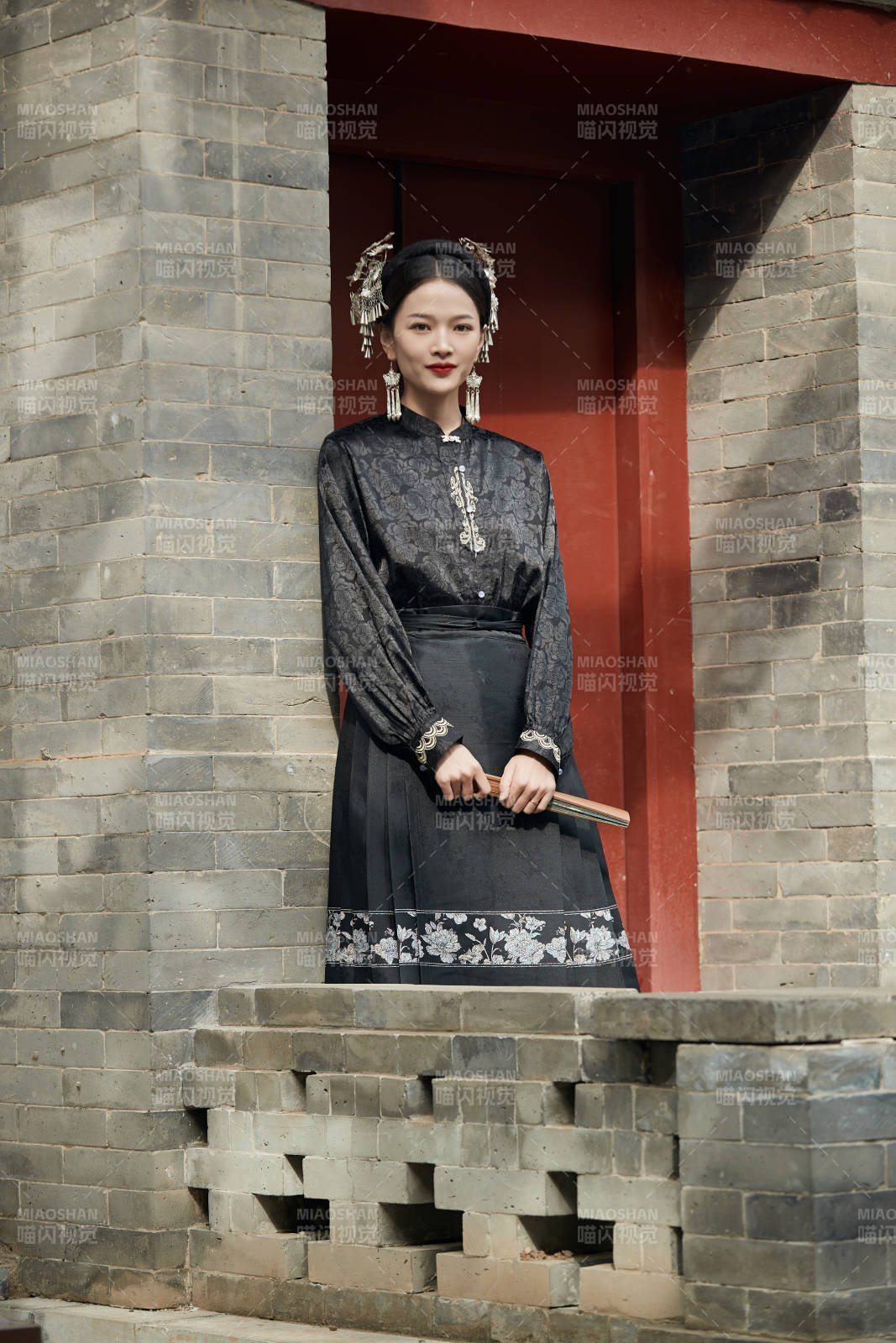 穿着中国汉族服饰马面裙的东方女性图片