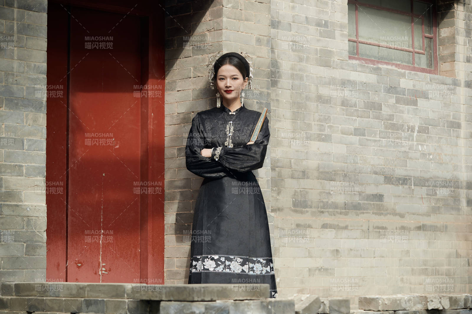 穿着中国汉族服饰马面裙的东方女性图片