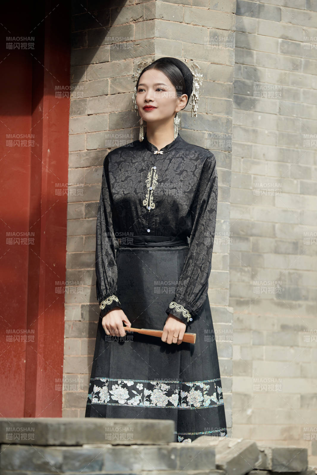 穿着中国汉族服饰马面裙的东方女性图片