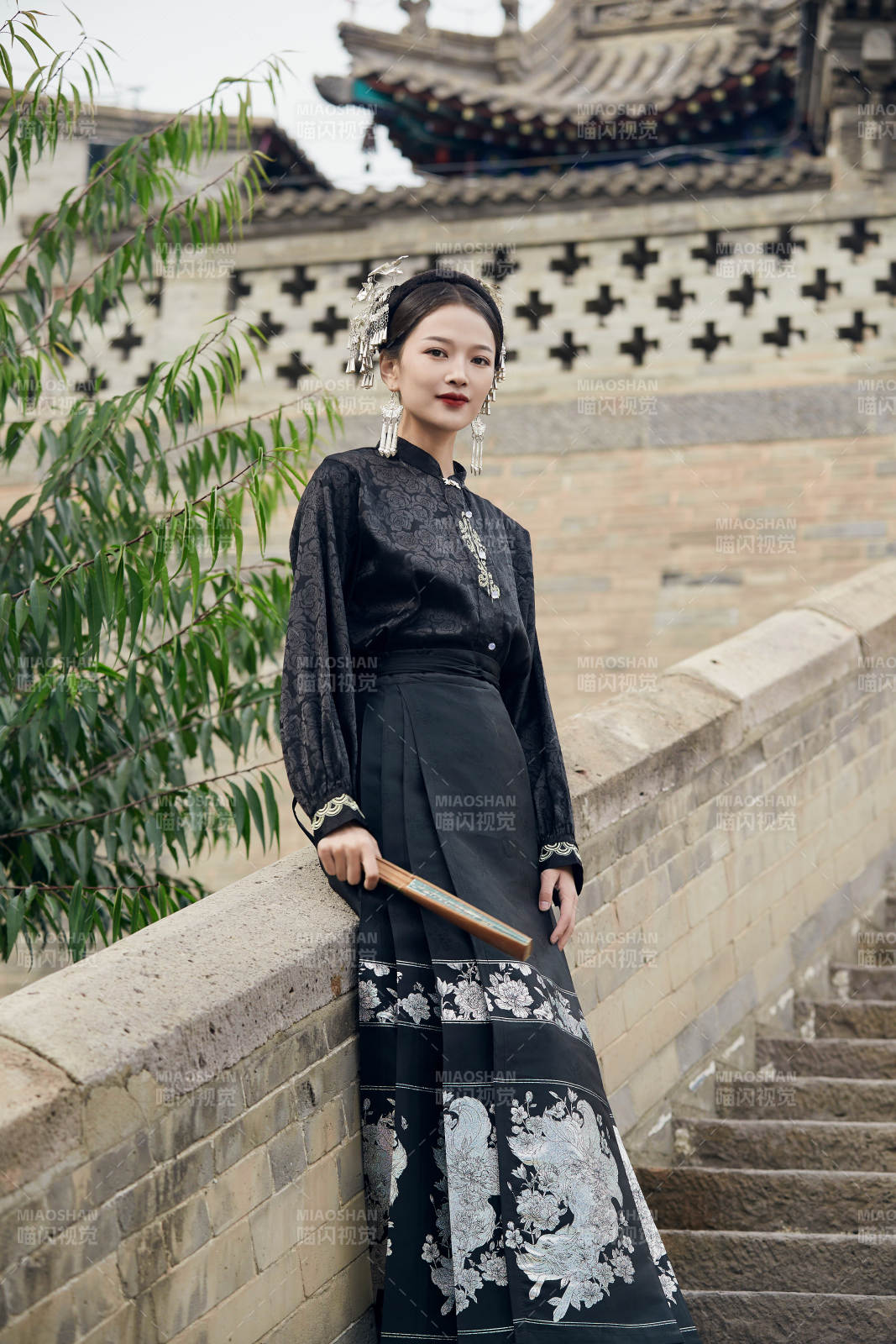 穿着中国汉族服饰马面裙的东方女性图片