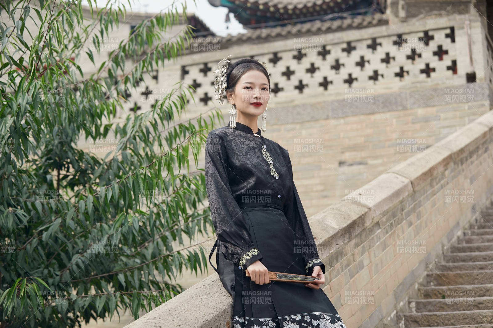 穿着中国汉族服饰马面裙的东方女性图片