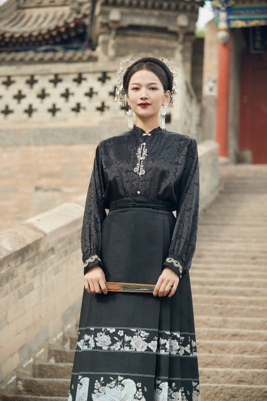 穿着中国汉族服饰马面裙的东方女性图片