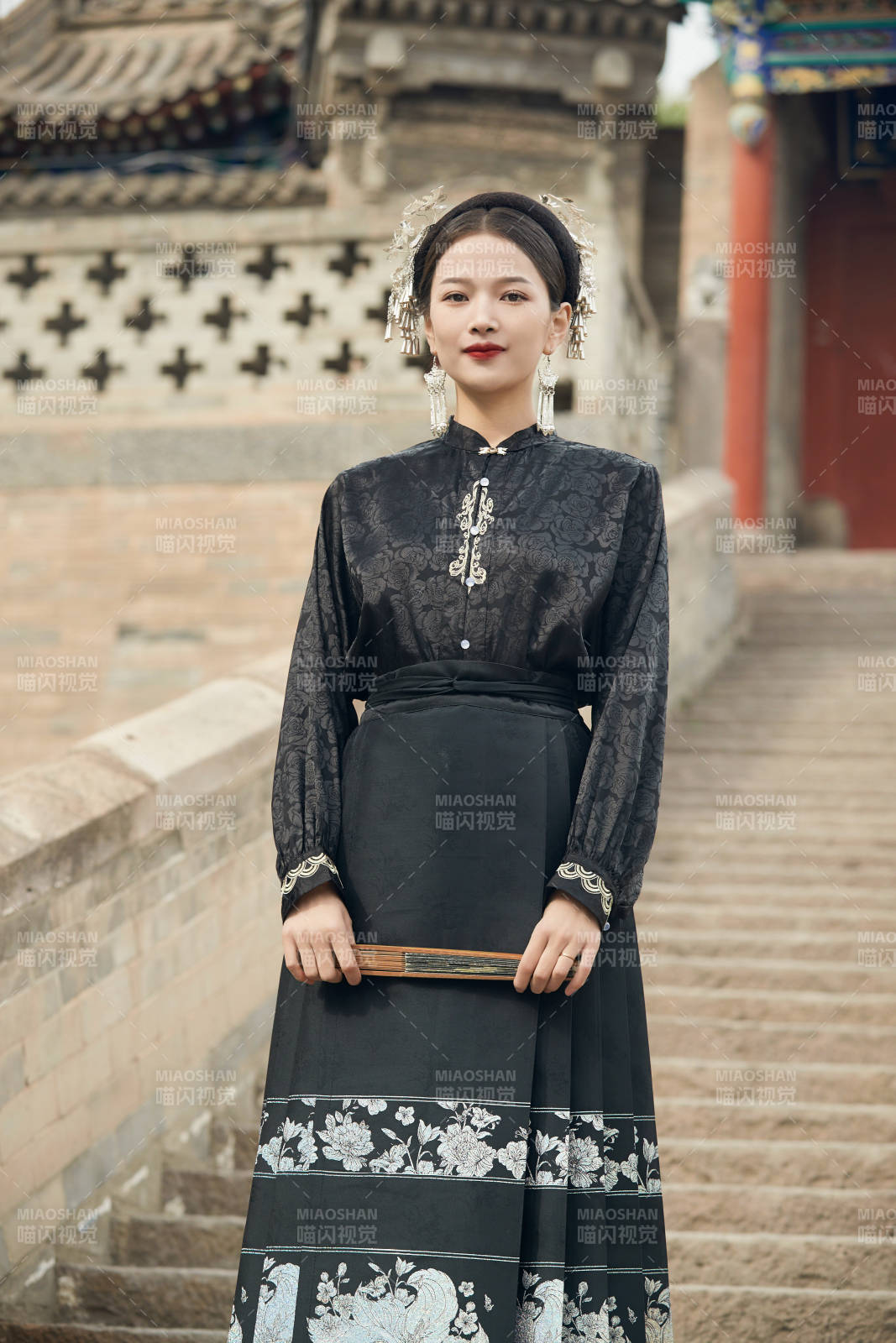 穿着中国汉族服饰马面裙的东方女性图片