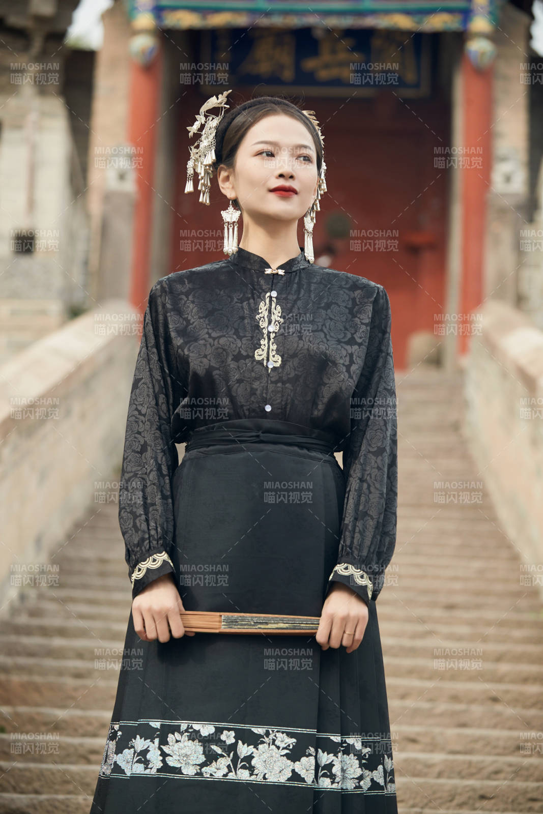 穿着中国汉族服饰马面裙的东方女性图片