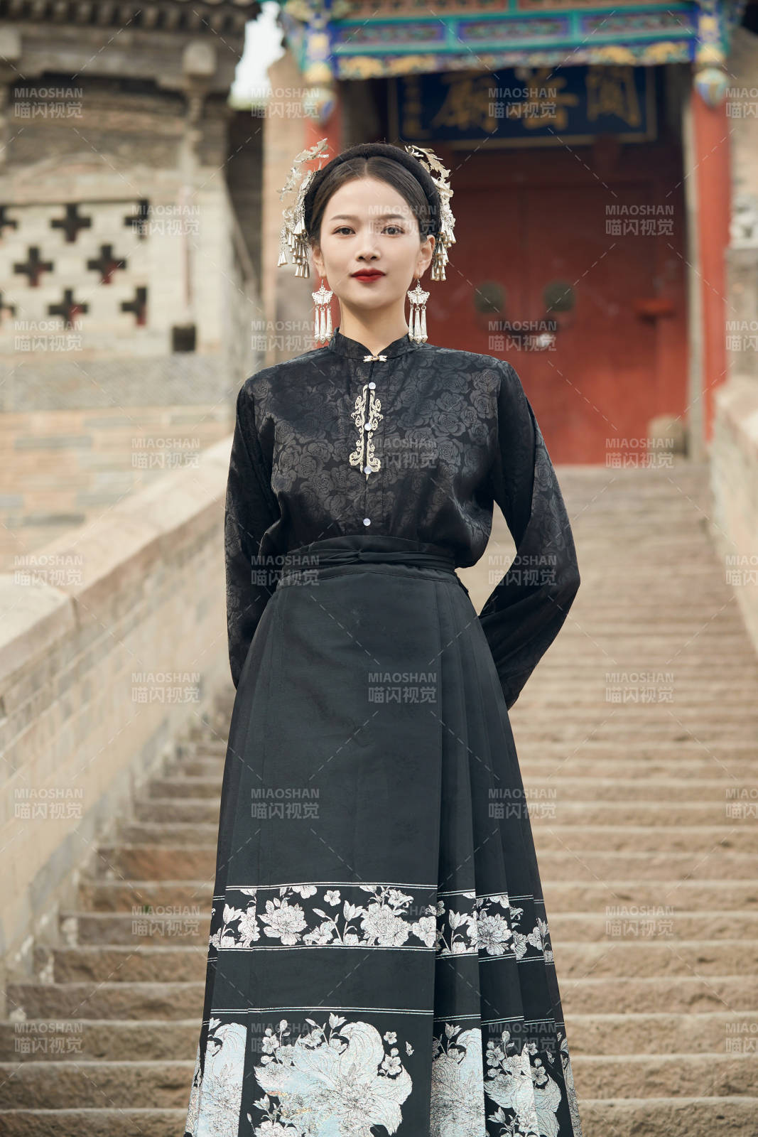 穿着中国汉族服饰马面裙的东方女性图片