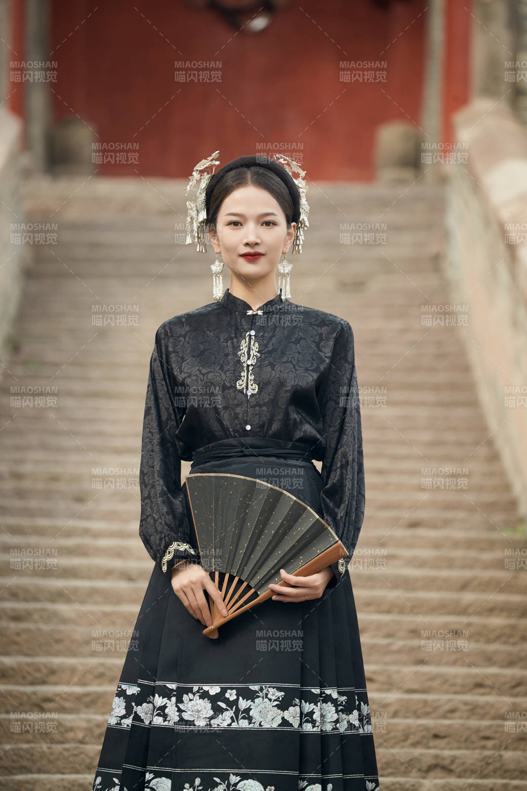 穿着中国汉族服饰马面裙的东方女性图片