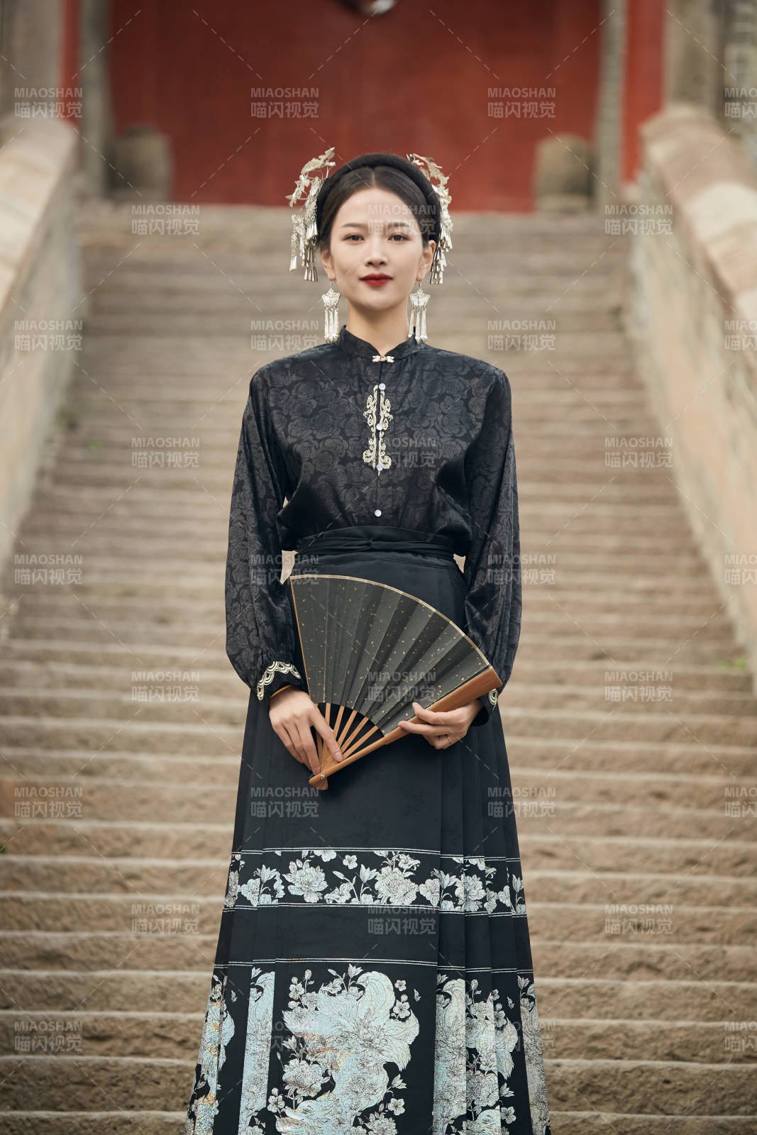 穿着中国汉族服饰马面裙的东方女性图片