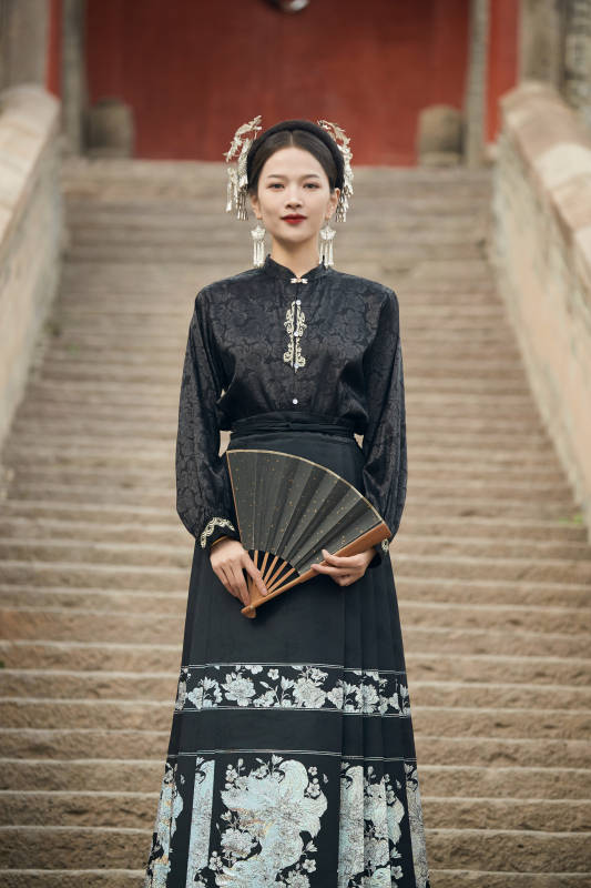 穿着中国汉族服饰马面裙的东方女性图片