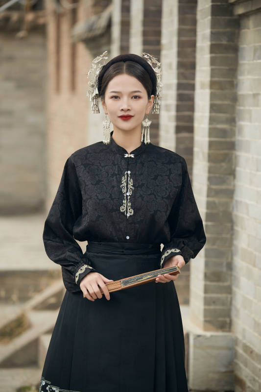 穿着中国汉族服饰马面裙的东方女性图片