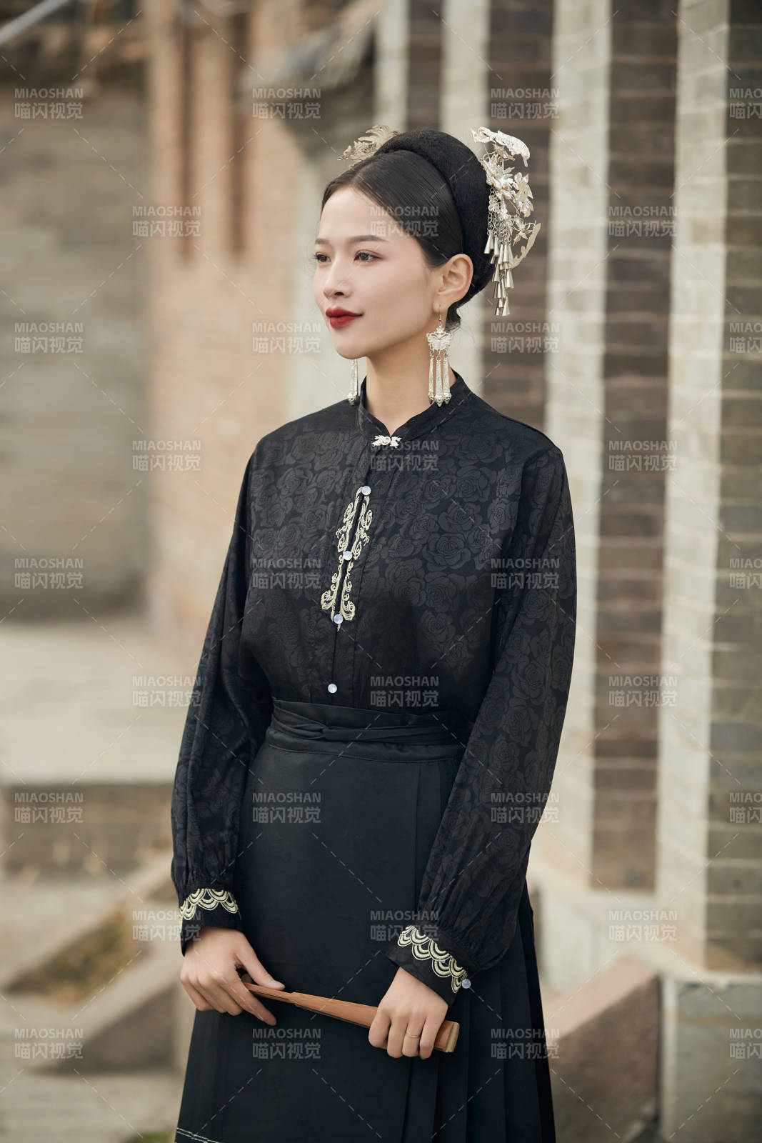 穿着中国汉族服饰马面裙的东方女性图片