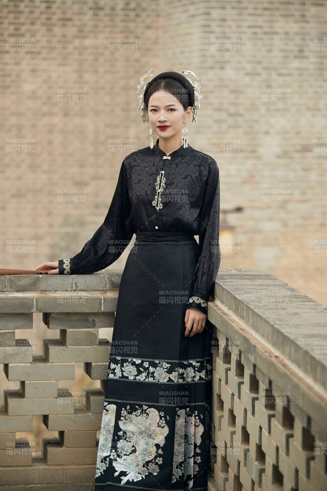 穿着中国汉族服饰马面裙的东方女性图片