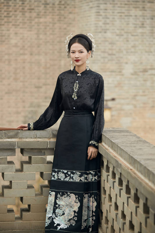 穿着中国汉族服饰马面裙的东方女性图片