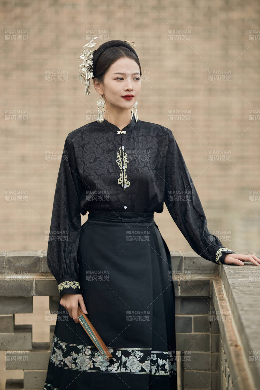 穿着中国汉族服饰马面裙的东方女性图片