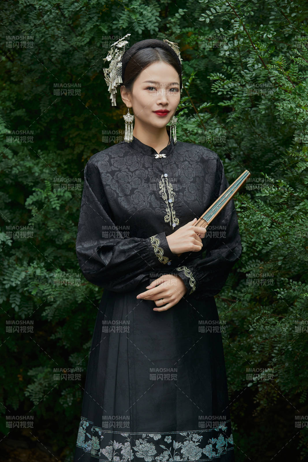 穿着中国汉族服饰马面裙的东方女性图片