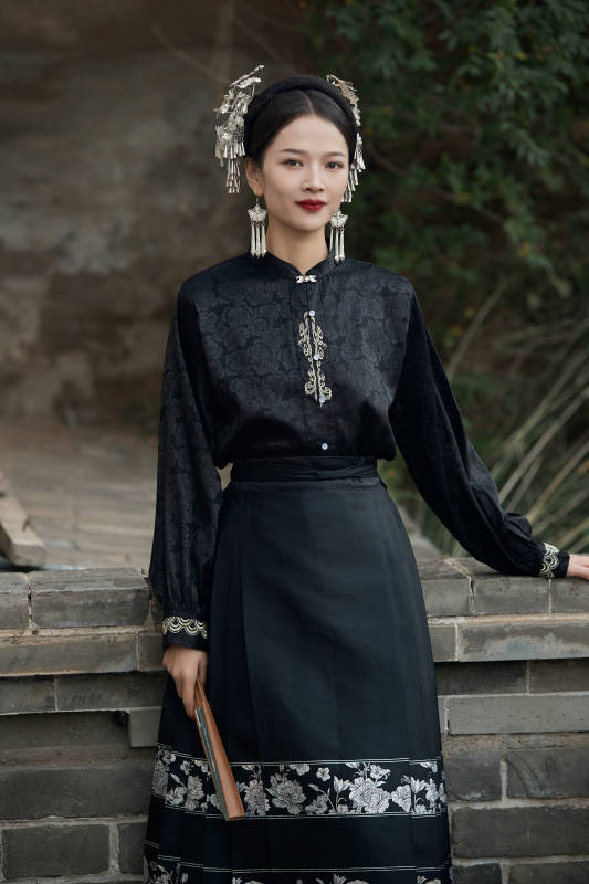 穿着中国汉族服饰马面裙的东方女性图片