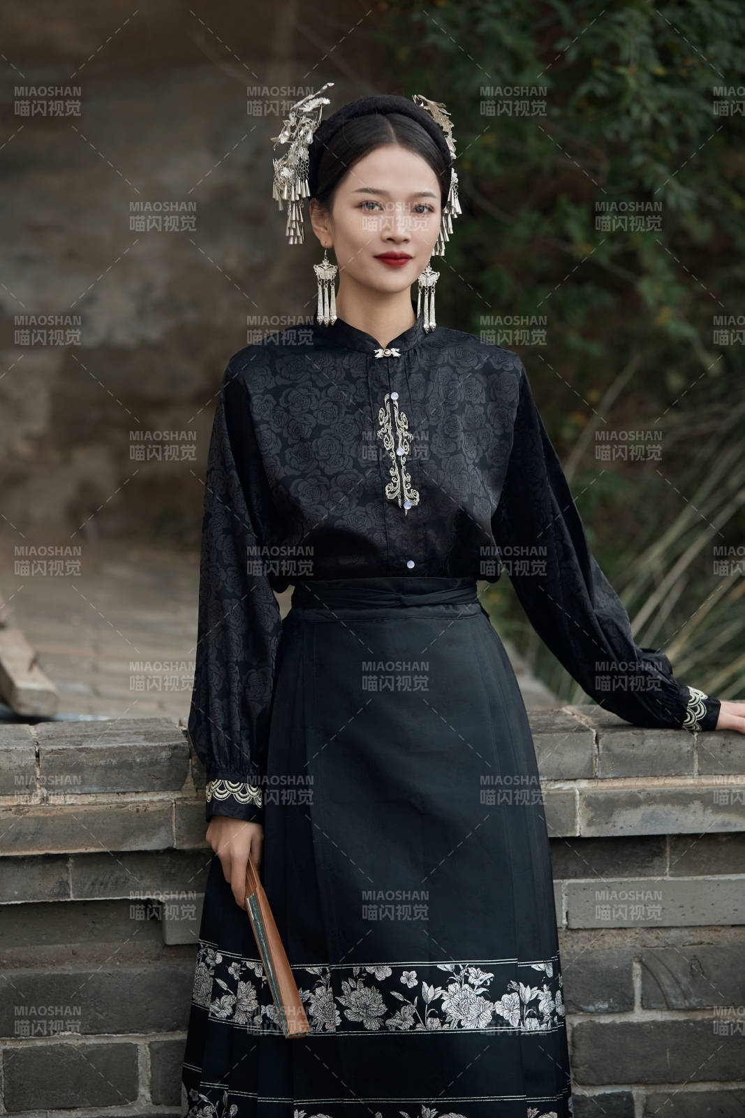 穿着中国汉族服饰马面裙的东方女性图片