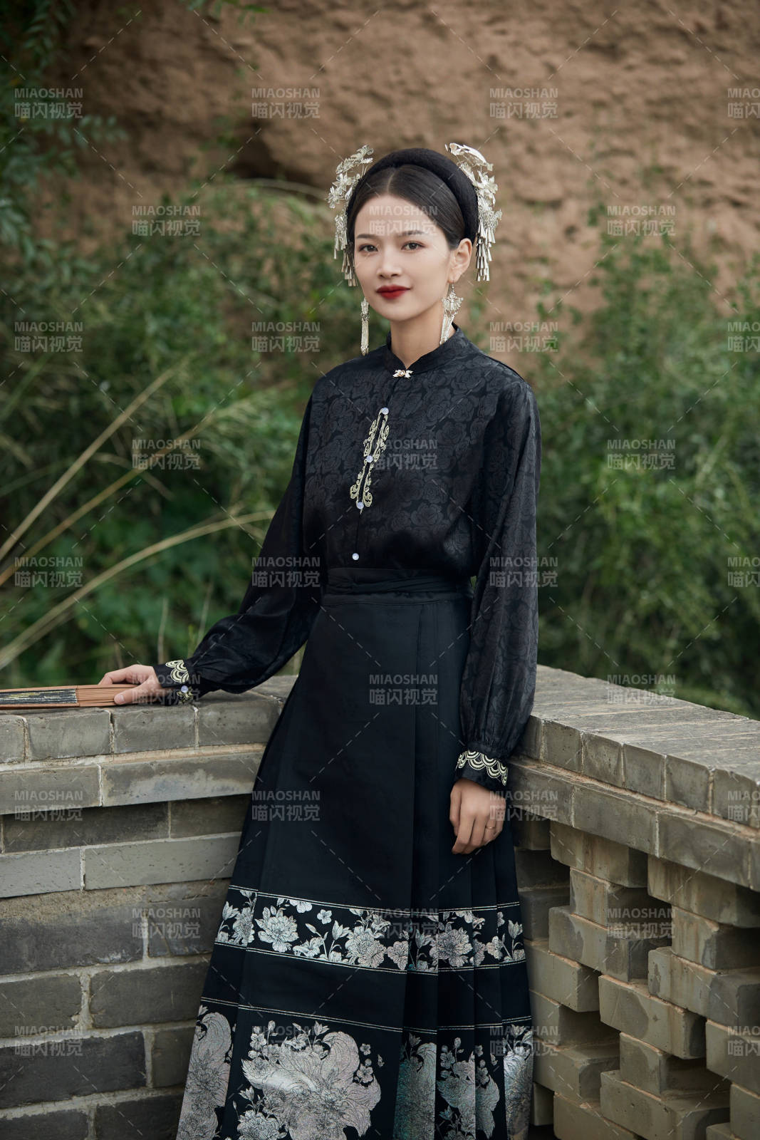 穿着中国汉族服饰马面裙的东方女性图片