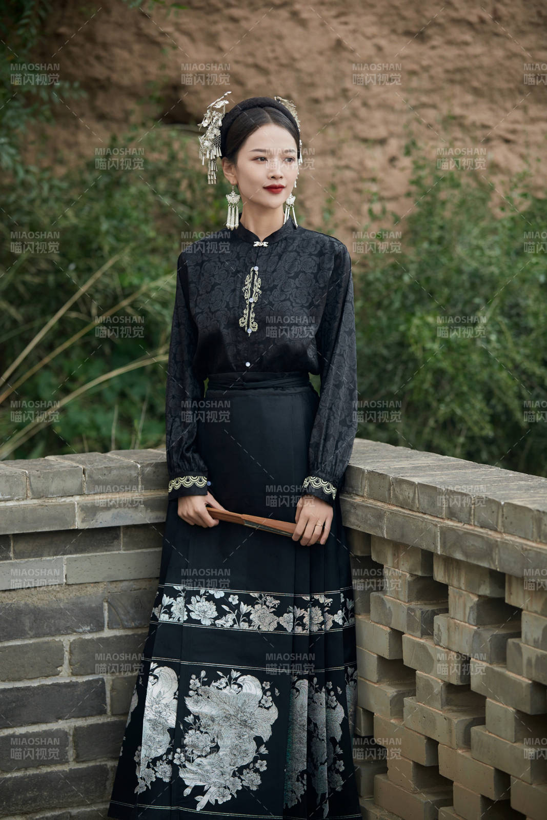 穿着中国汉族服饰马面裙的东方女性图片