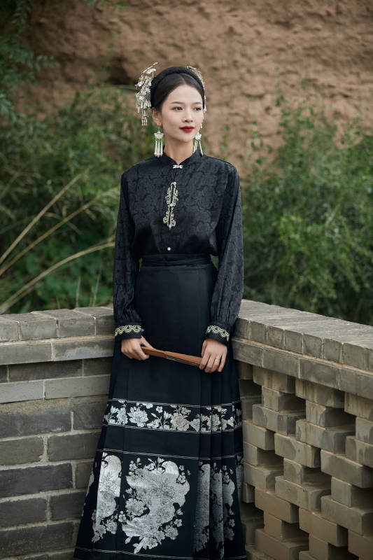 穿着中国汉族服饰马面裙的东方女性图片