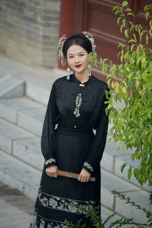 穿着中国汉族服饰马面裙的东方女性图片