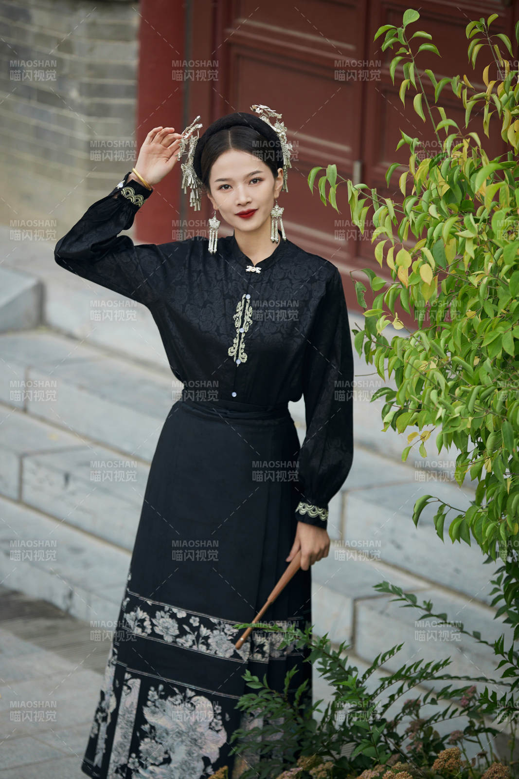 穿着中国汉族服饰马面裙的东方女性图片