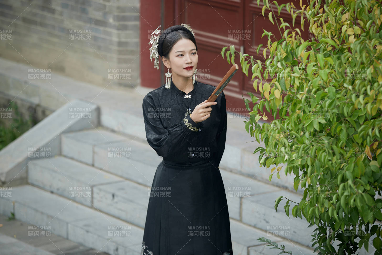 穿着中国汉族服饰马面裙的东方女性图片