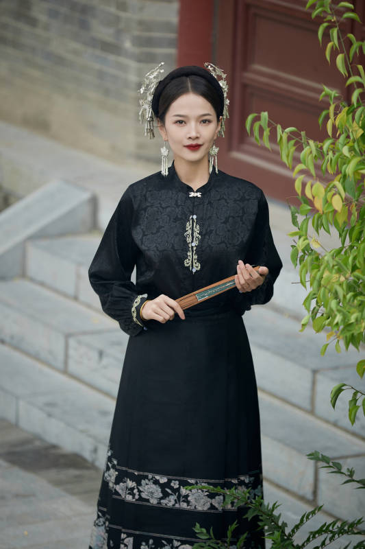 穿着中国汉族服饰马面裙的东方女性图片