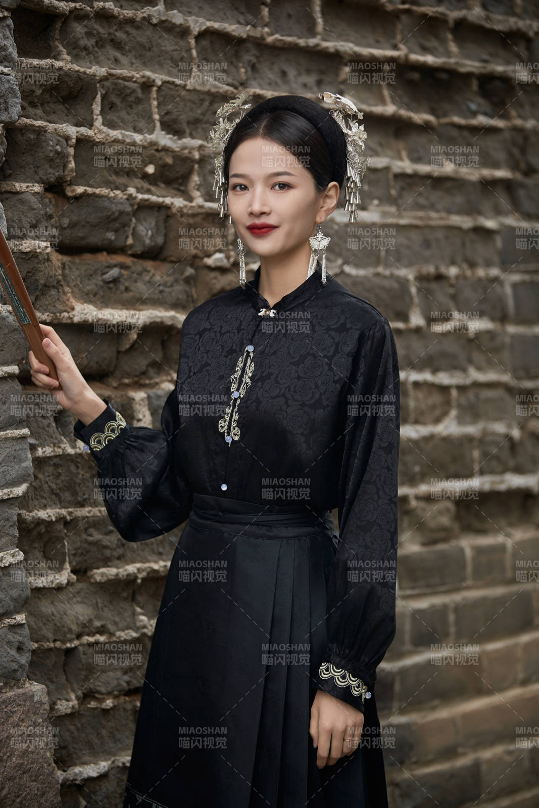 穿着中国汉族服饰马面裙的东方女性图片