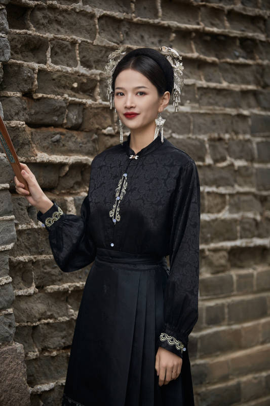 穿着中国汉族服饰马面裙的东方女性图片