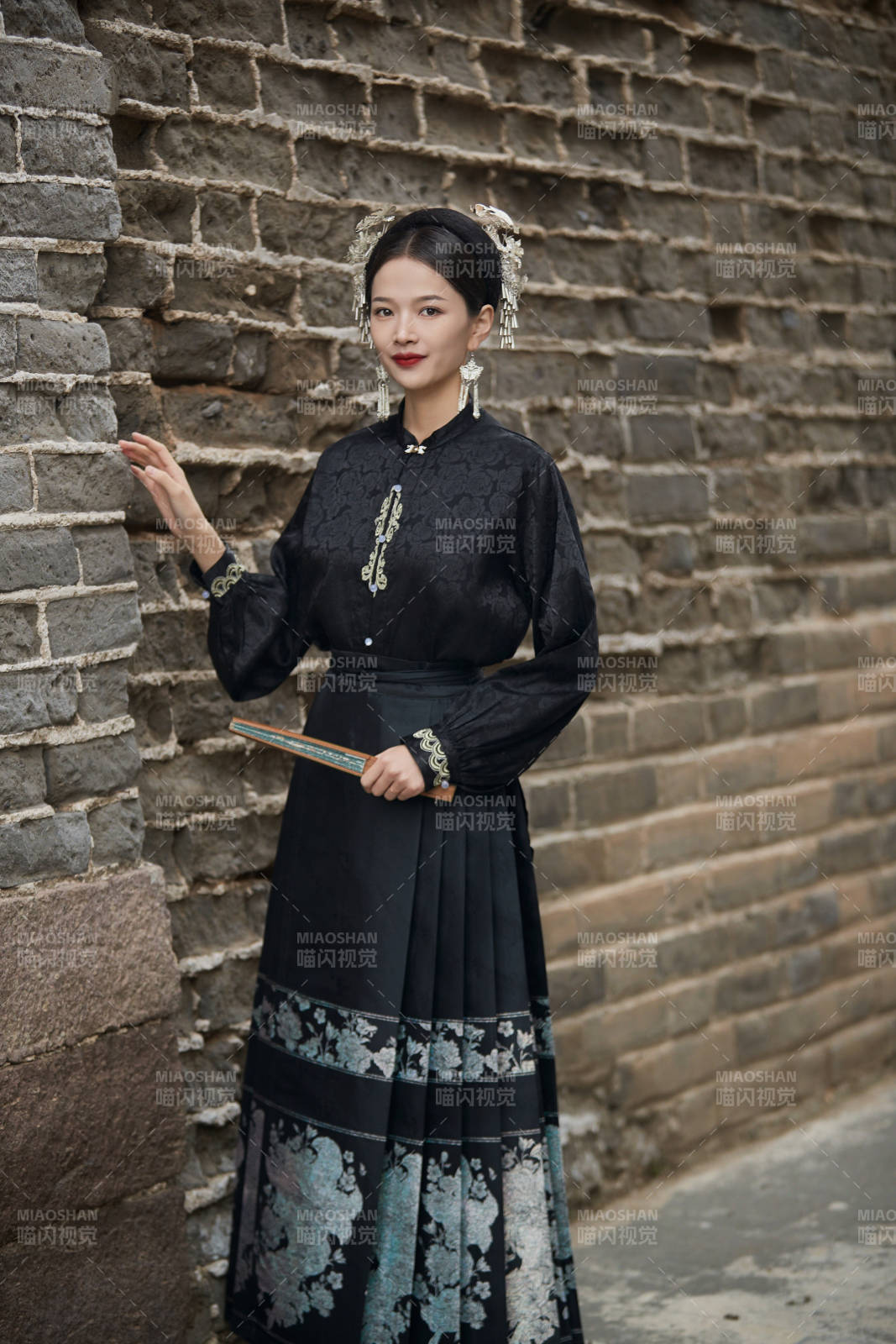 穿着中国汉族服饰马面裙的东方女性图片