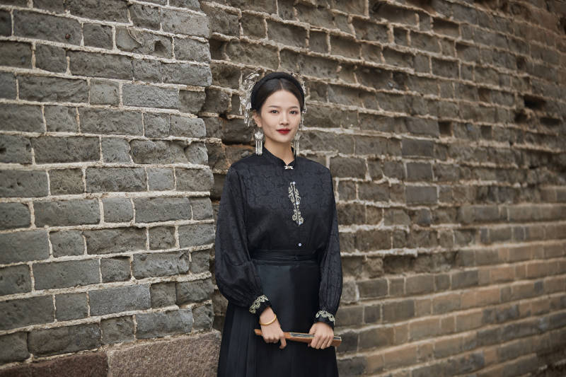 穿着中国汉族服饰马面裙的东方女性图片