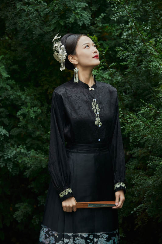 穿着中国汉族服饰马面裙的东方女性图片