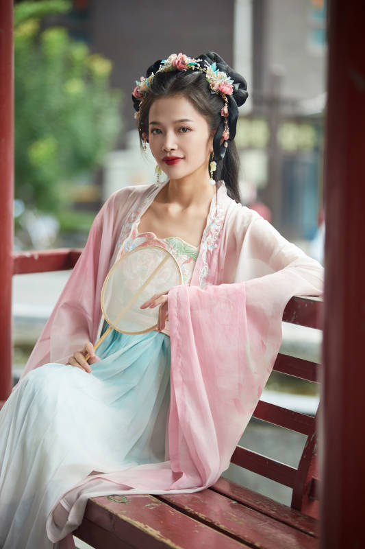 穿着汉服在古城拍照的东方美女图片