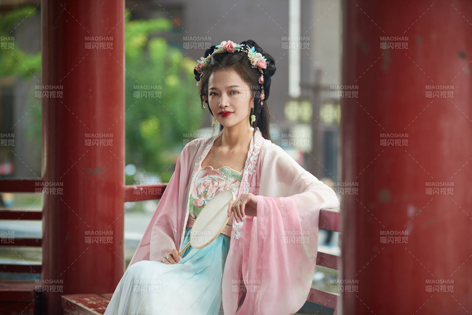 穿着汉服在古城拍照的东方美女图片