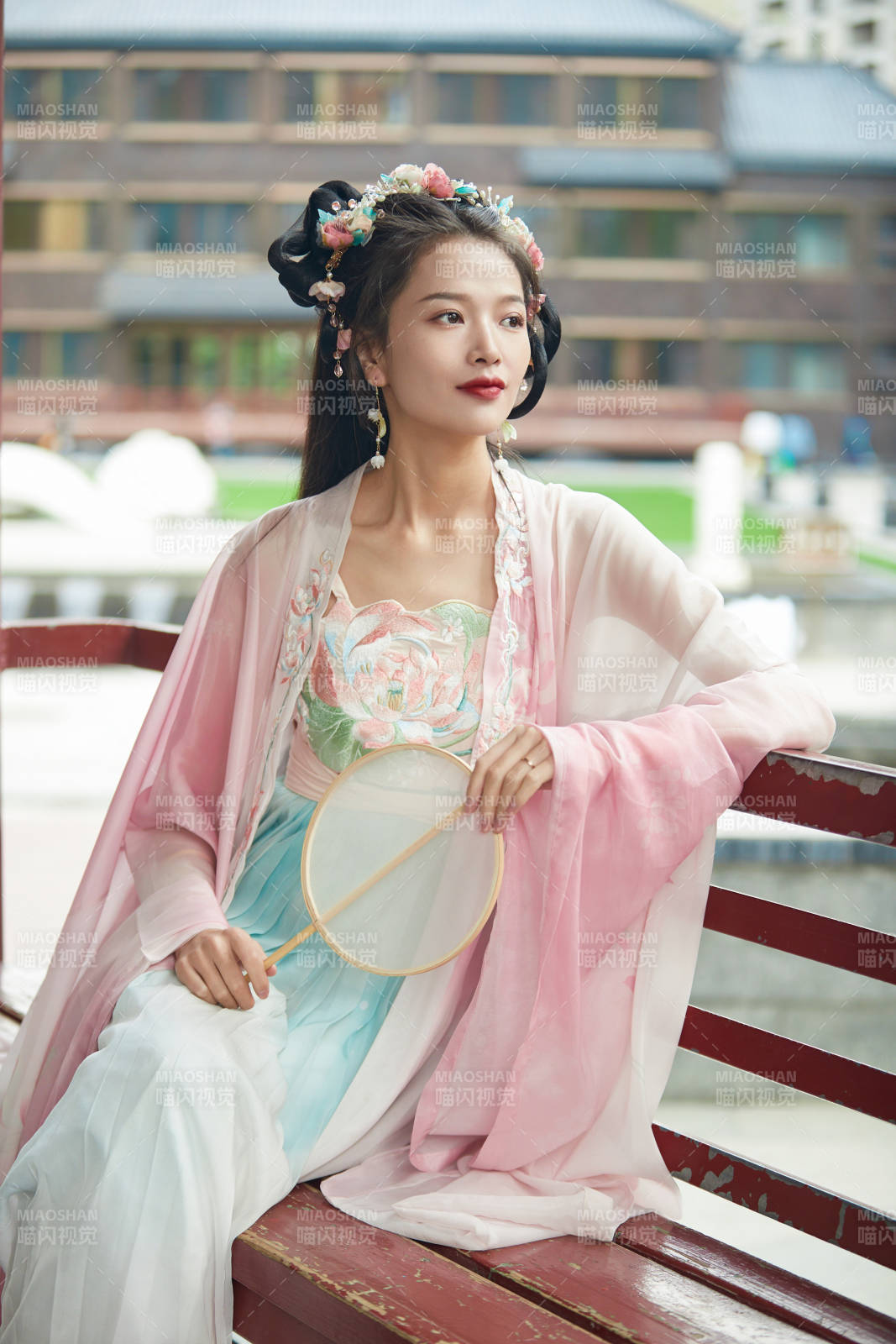 穿着汉服在古城拍照的东方美女图片