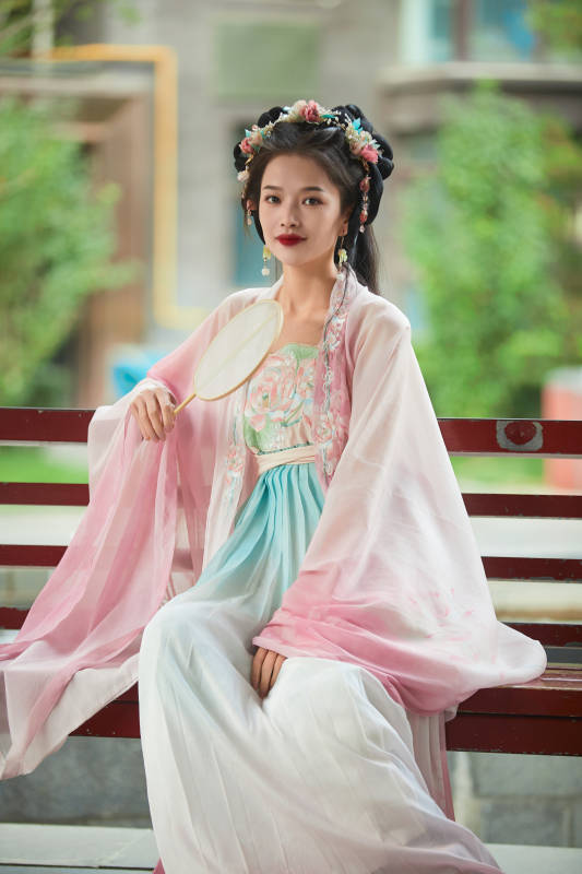 穿着汉服在古城拍照的东方美女图片