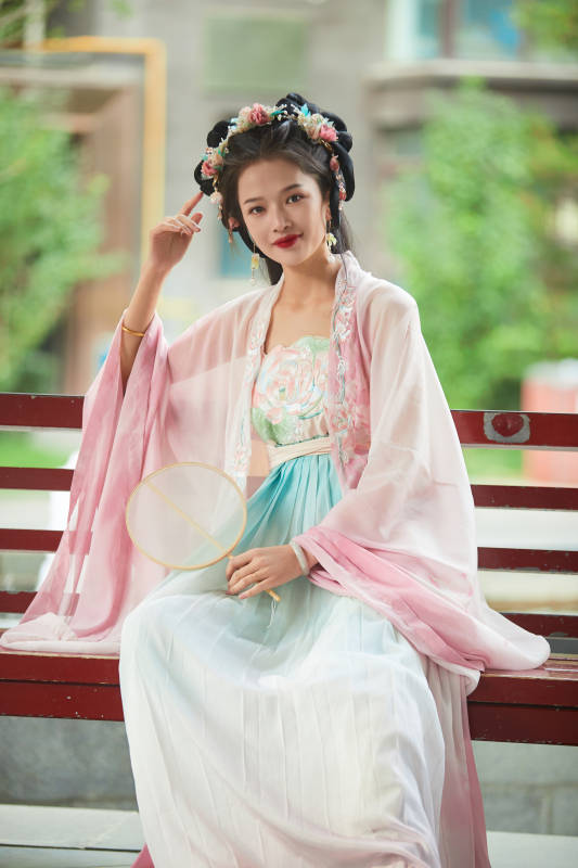 穿着汉服在古城拍照的东方美女图片