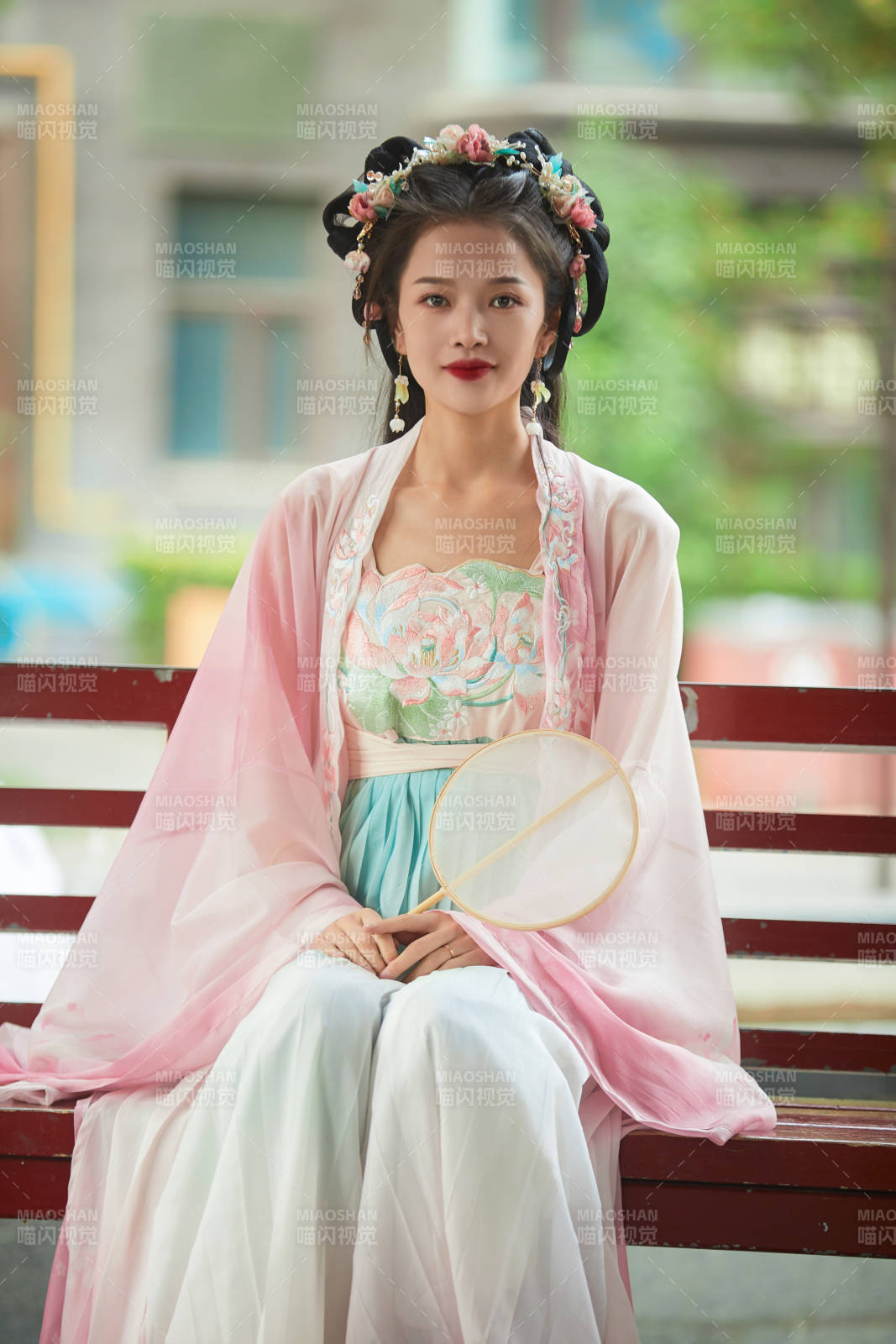 穿着汉服在古城拍照的东方美女图片