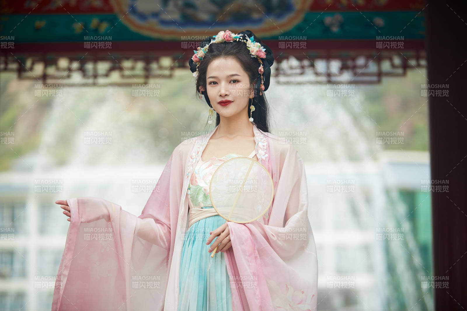 穿着汉服在古城拍照的东方美女图片