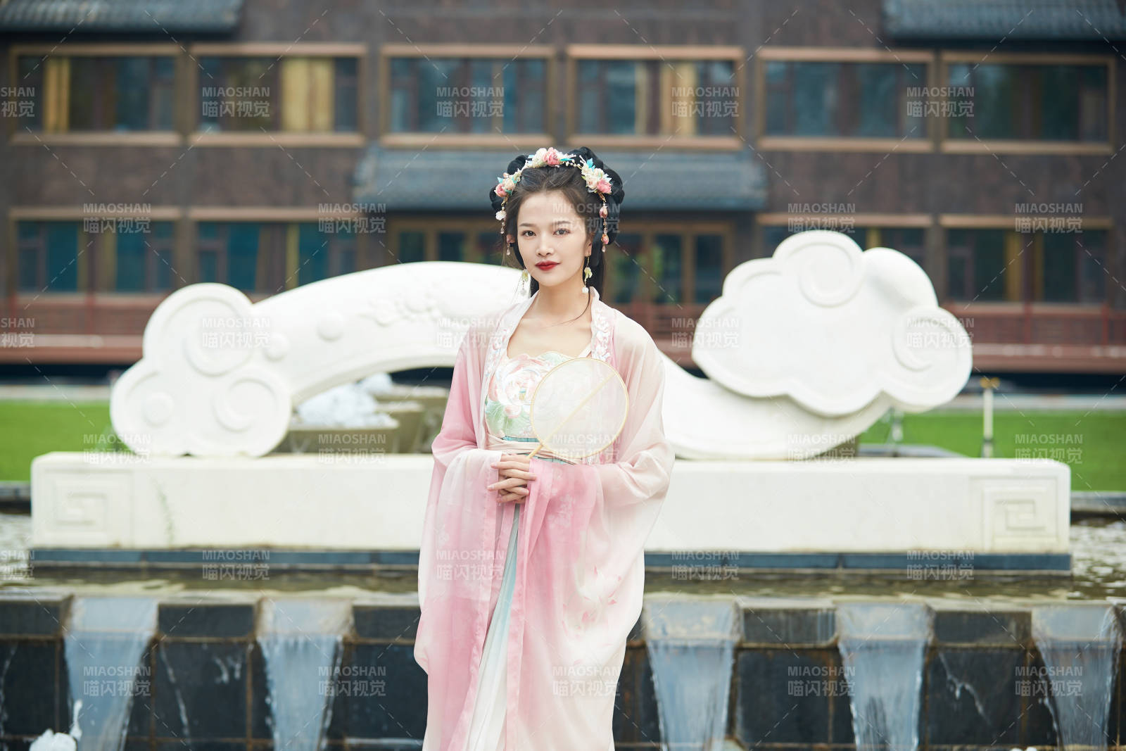 穿着汉服在古城拍照的东方美女图片