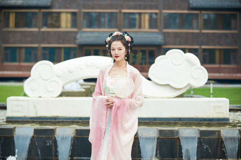 穿着汉服在古城拍照的东方美女图片