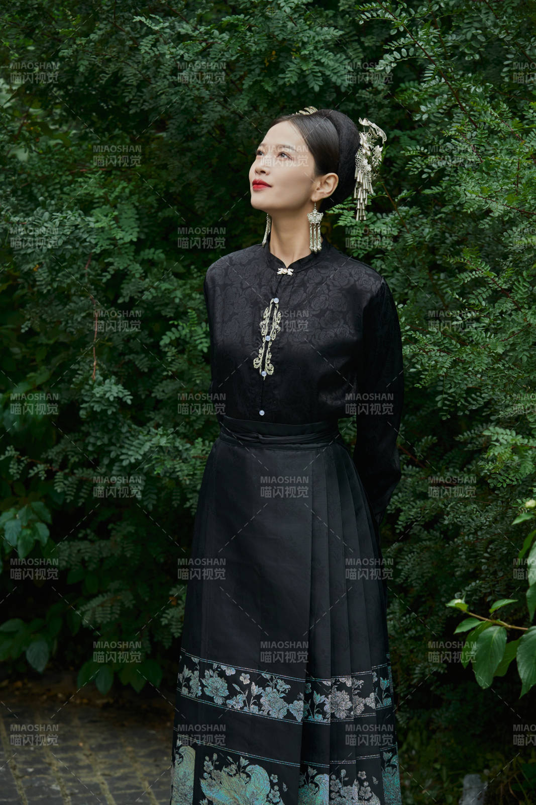 穿着中国汉族服饰马面裙的东方女性图片